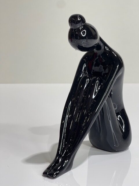 Figurine 1 - Black - Image 2